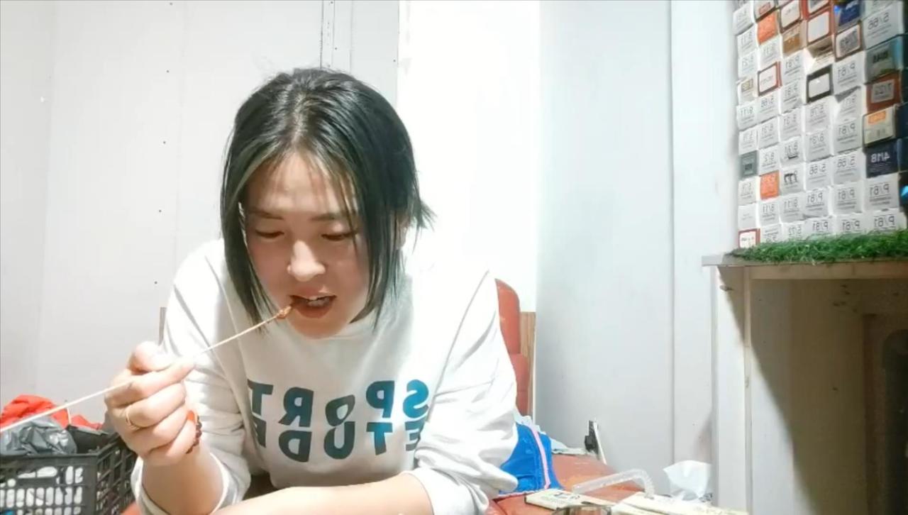 大内密探探花：泡良高手，带良家回宿舍，喝酒聊天多哭了，推到要操逼，扣骚逼振动棒伺候，后入爆操大屁股