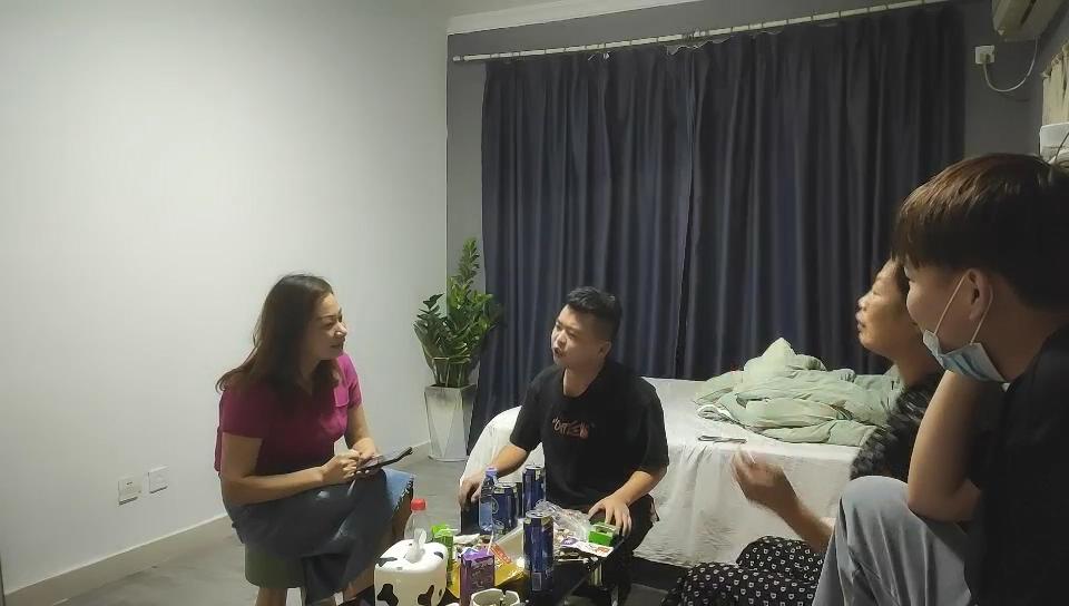小伙兄弟俩约两个良家熟女4P淫乱